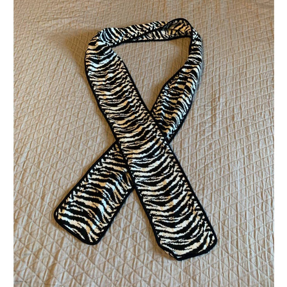 5/ $25 𝅺Black and White Zebra Print Knit Scarf - Picture 1 of 6